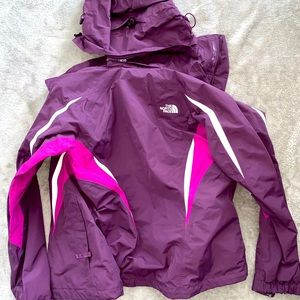 Woman’s North Face jacket 🚨 bundle and save 🚨